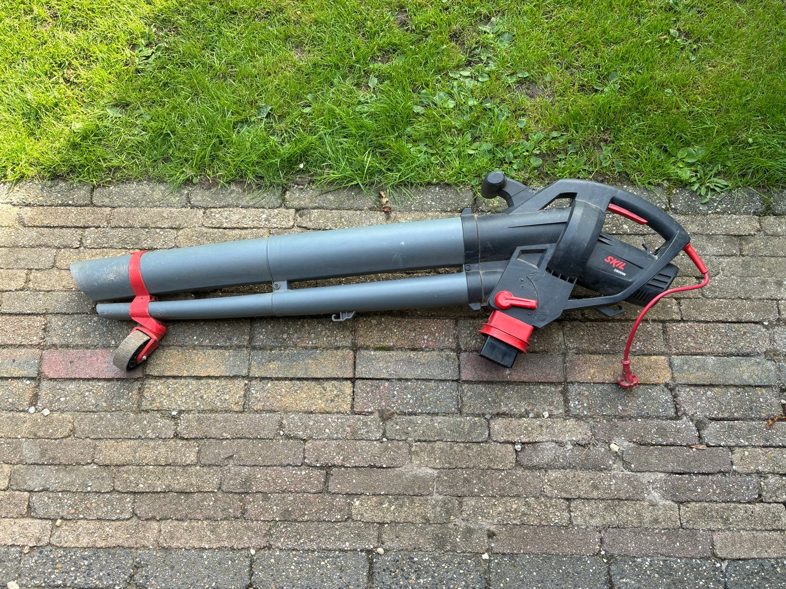 Skil 2800W Bladblazer met Zuig- en Versnipperfunctie, Ophalen, Gebruikt, Handgedragen, Met versnipperfunctie