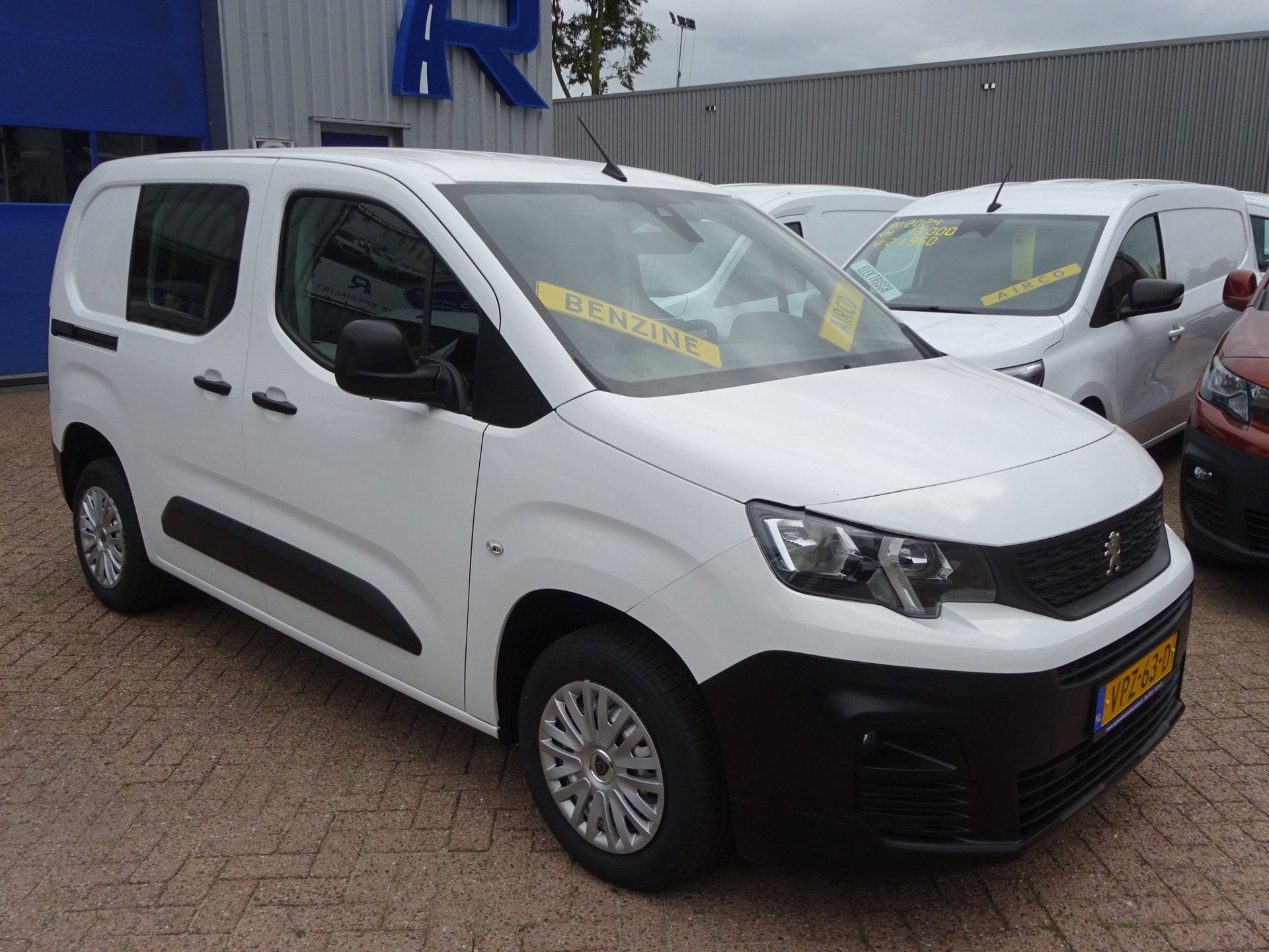 Peugeot Partner 1.2 PureTech Pro BENZINE AIRCO NAVI CRUISE C, Auto's, Voorwielaandrijving, Gebruikt, 1199 cc, Wit