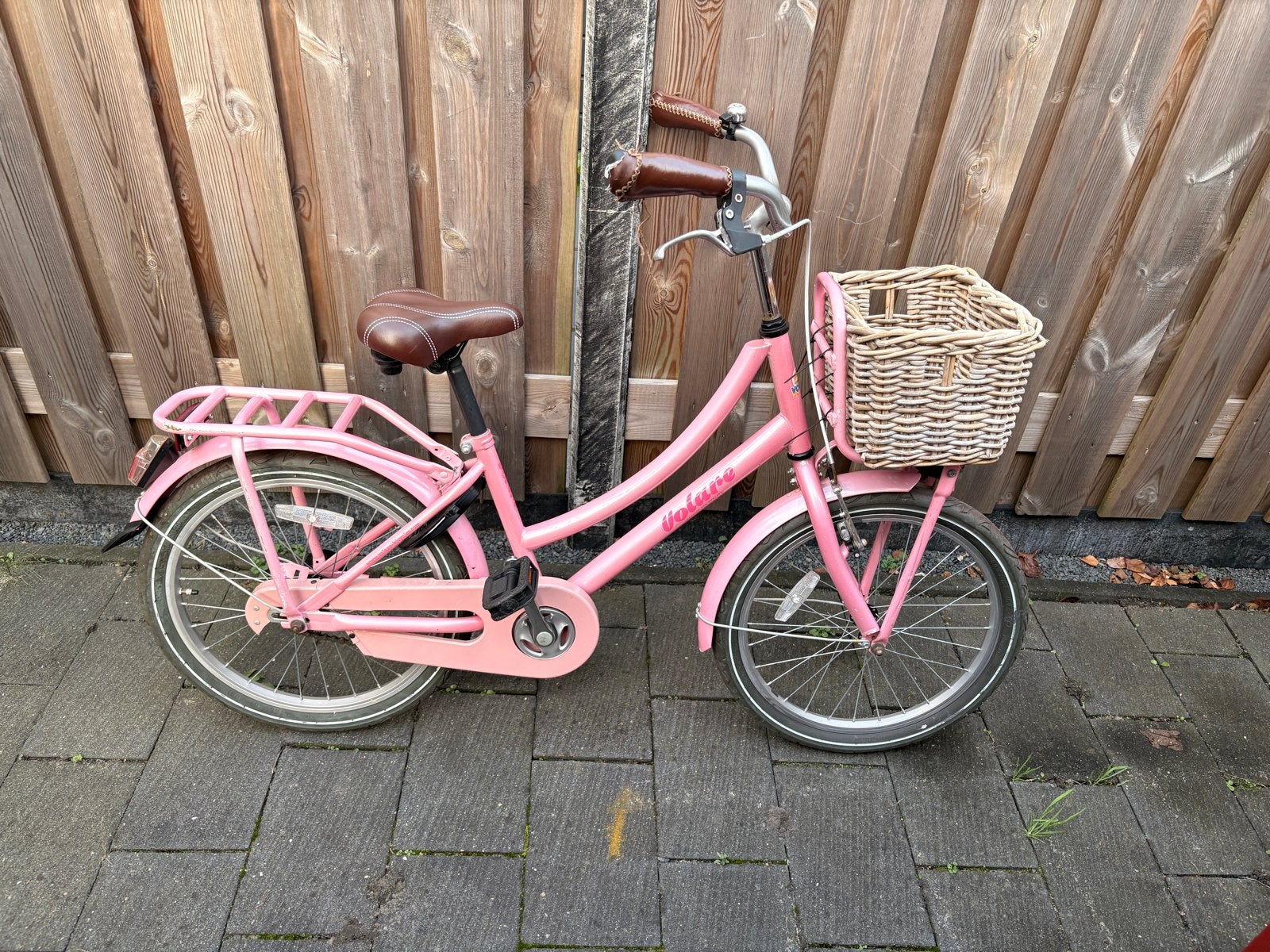 Roze Volare kinderfiets met mandje - 20 inch, Fietsen en Brommers, Ophalen, Gebruikt, Velgrem, Handrem
