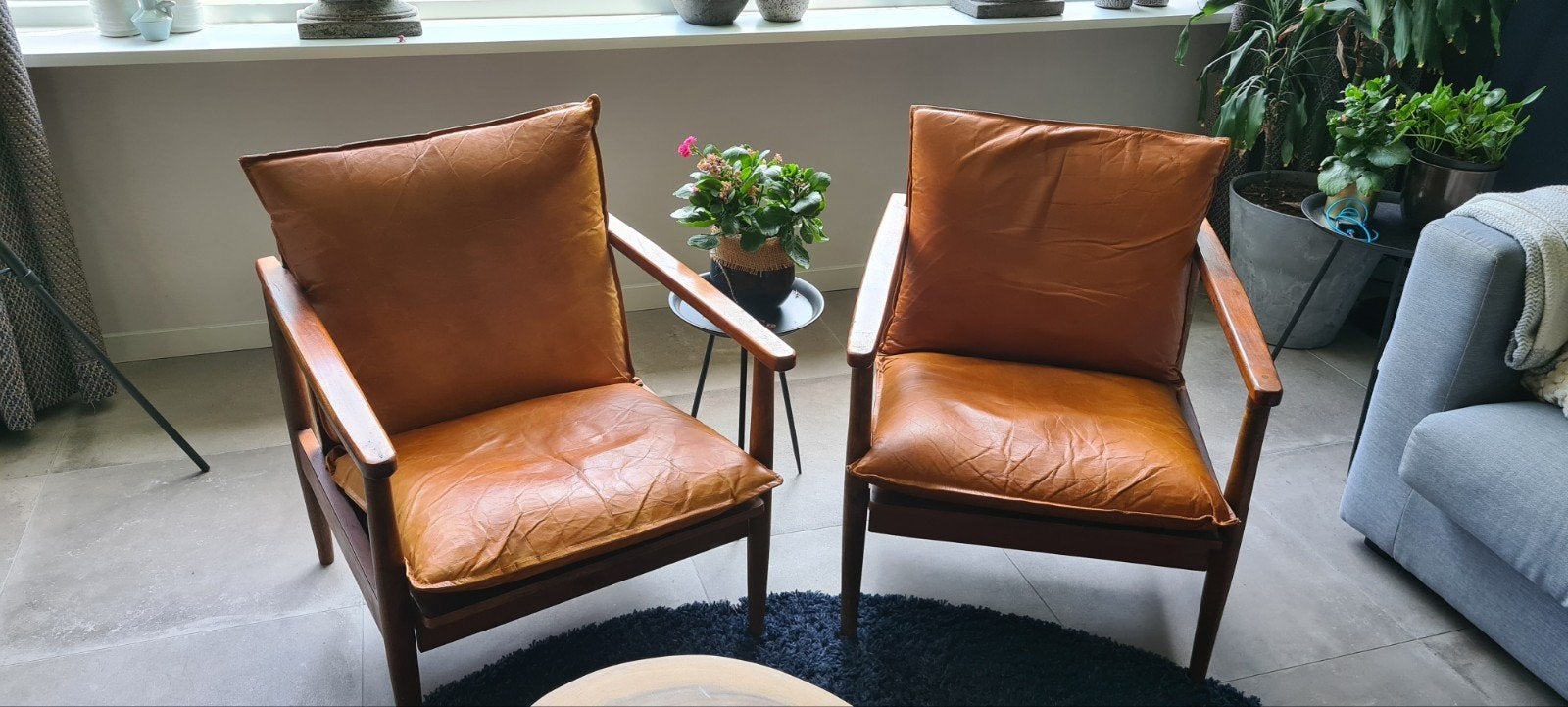 2 leuke stoeltjes van acaciahout met geitenleren kussens, Ophalen of Verzenden, Minder dan 75 cm, 50 tot 75 cm