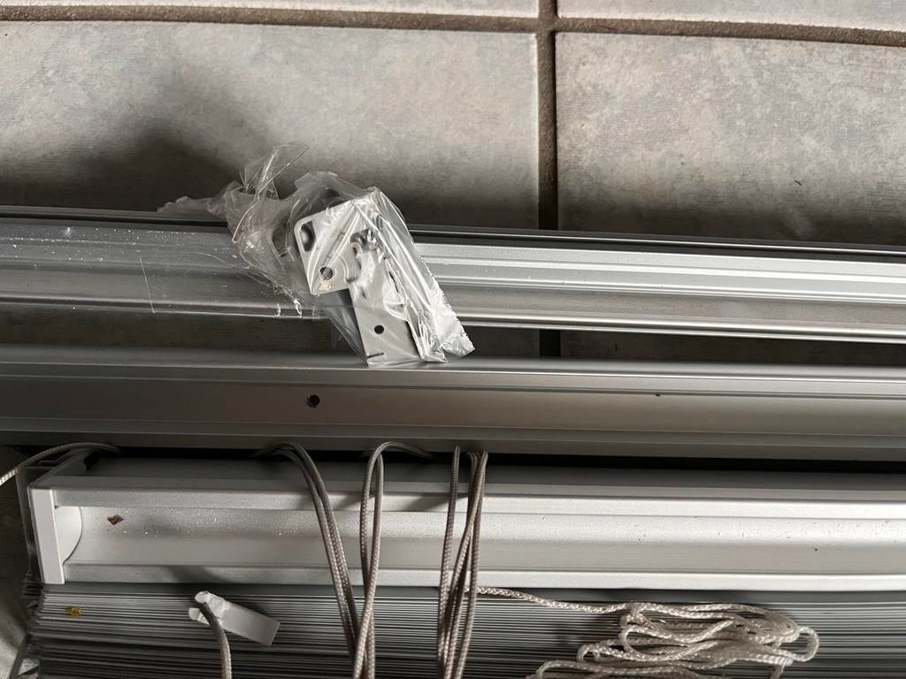 Velux dakraam mk08 jaloezie, aluminium,  met witte kamellen., Minder dan 50 cm, Ophalen of Verzenden, Zo goed als nieuw, Minder dan 100 cm