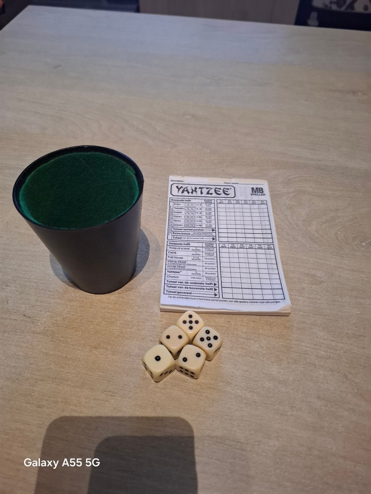 Yahtzee dobbelspel met beker en scoreblok, 1027 Newport Ave, Pawtucket, RI 02861, USA, Ophalen of Verzenden, Consumercare@hasbro.com