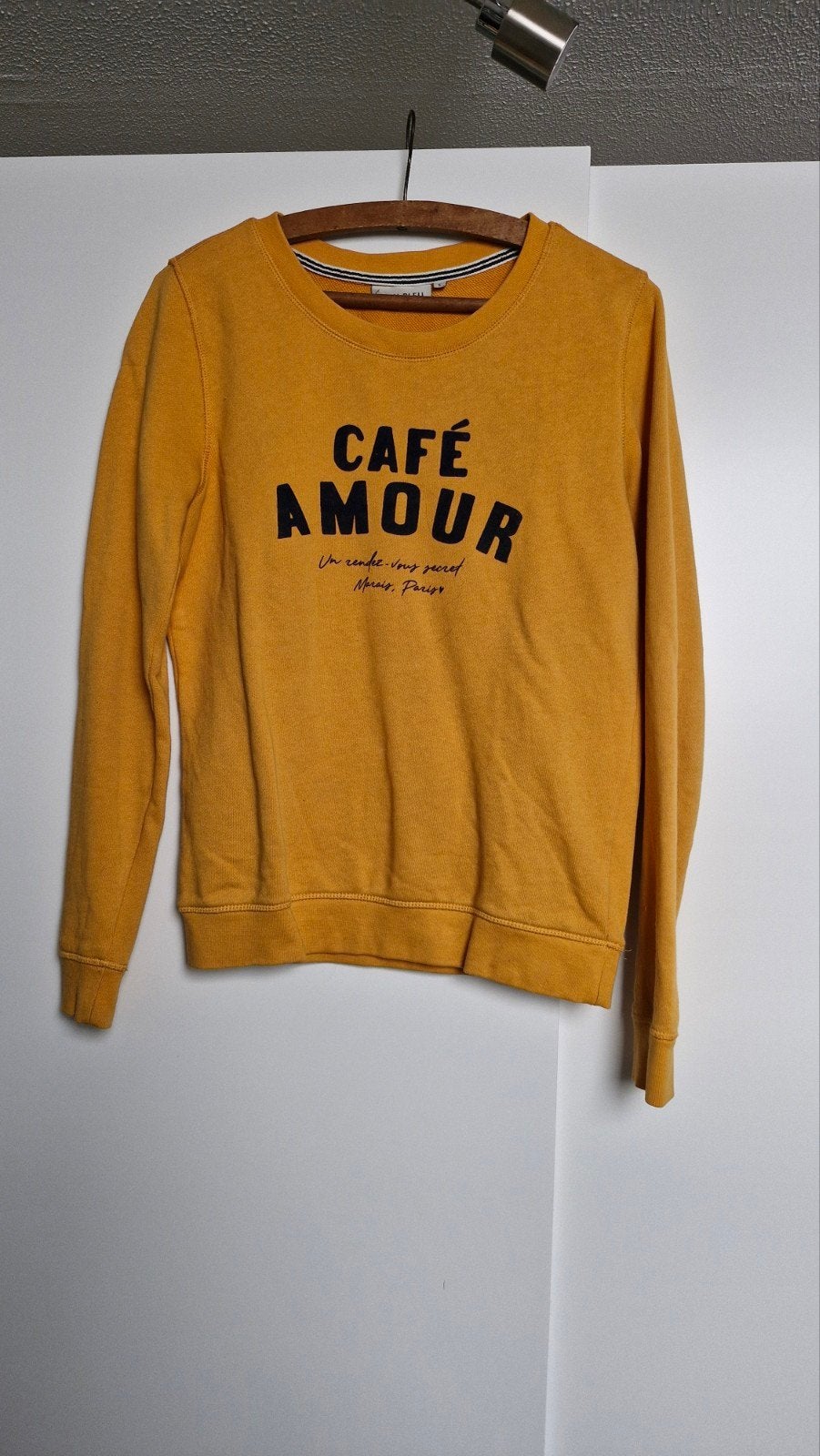 Gele sweater met opdruk, maat S, Geel, Ophalen of Verzenden, Lange mouw, Maat 36 (S)