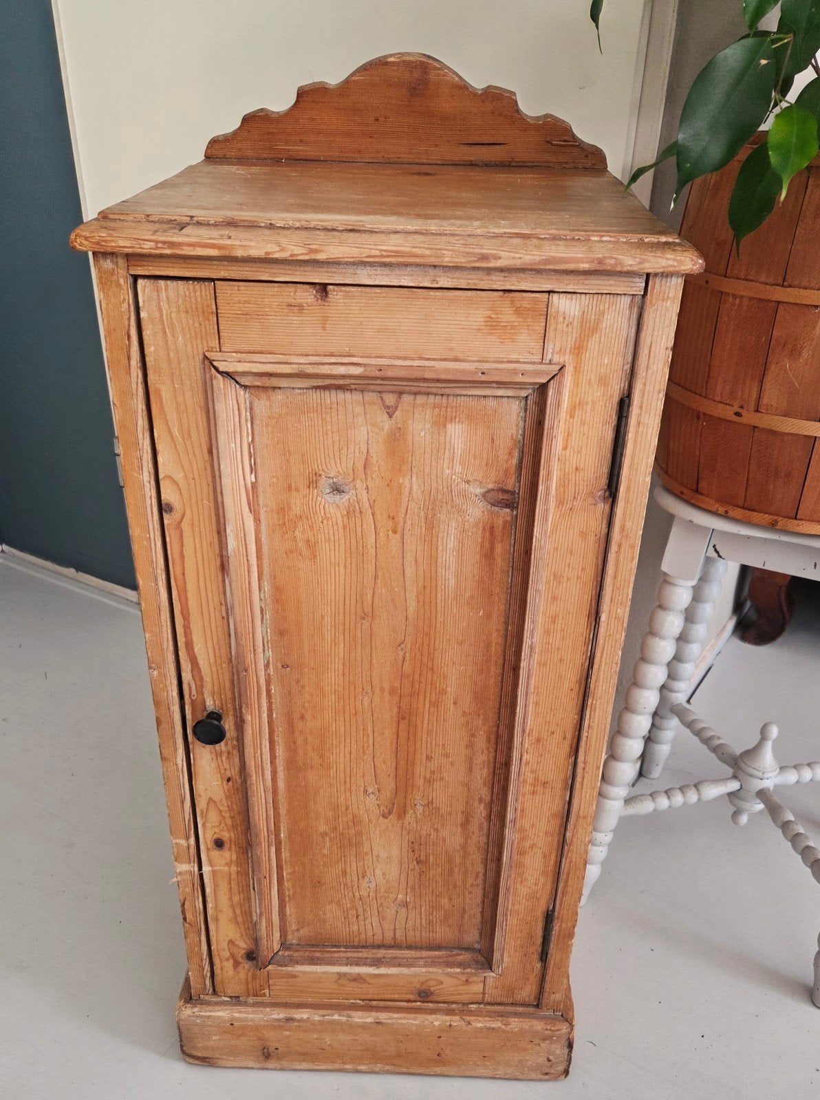 Brocante Antiek grenen nachtkastje of hal kastje
77 cm hoog, Ophalen