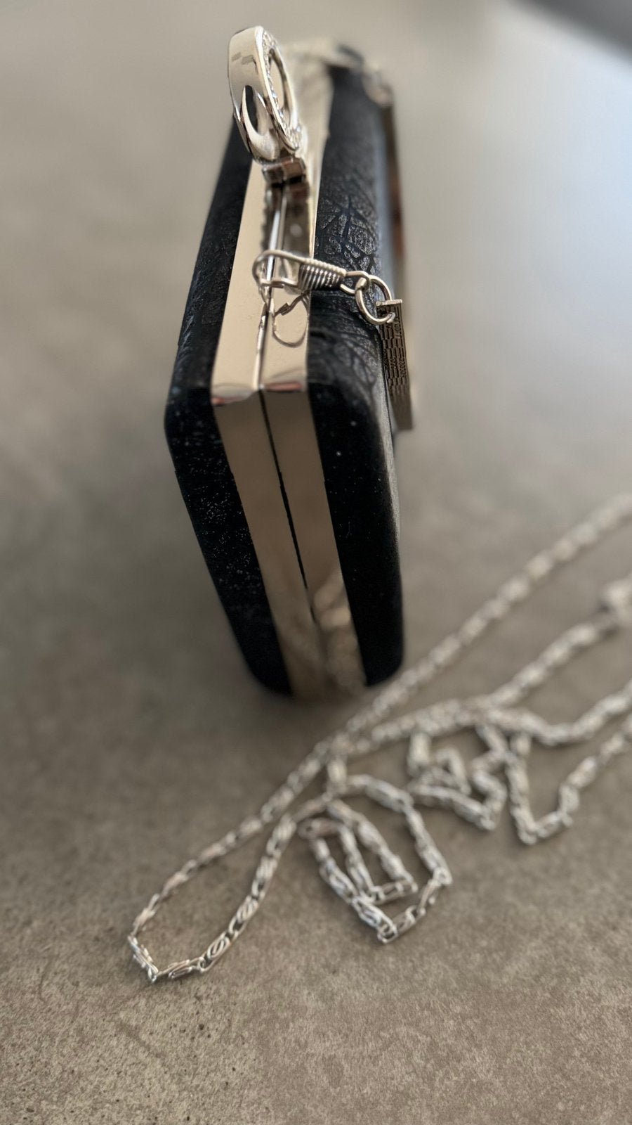 Elegant zwart avondtasje met zilveren details, Ophalen of Verzenden, Nieuw, Zwart, Avondtasje
