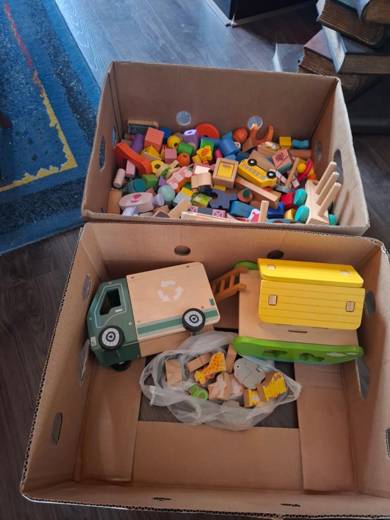 Grote doos met houten speelgoed: blokken, vuilniswagen, ark, Kinderen en Baby's, Speelgoed | Houten speelgoed, Ophalen