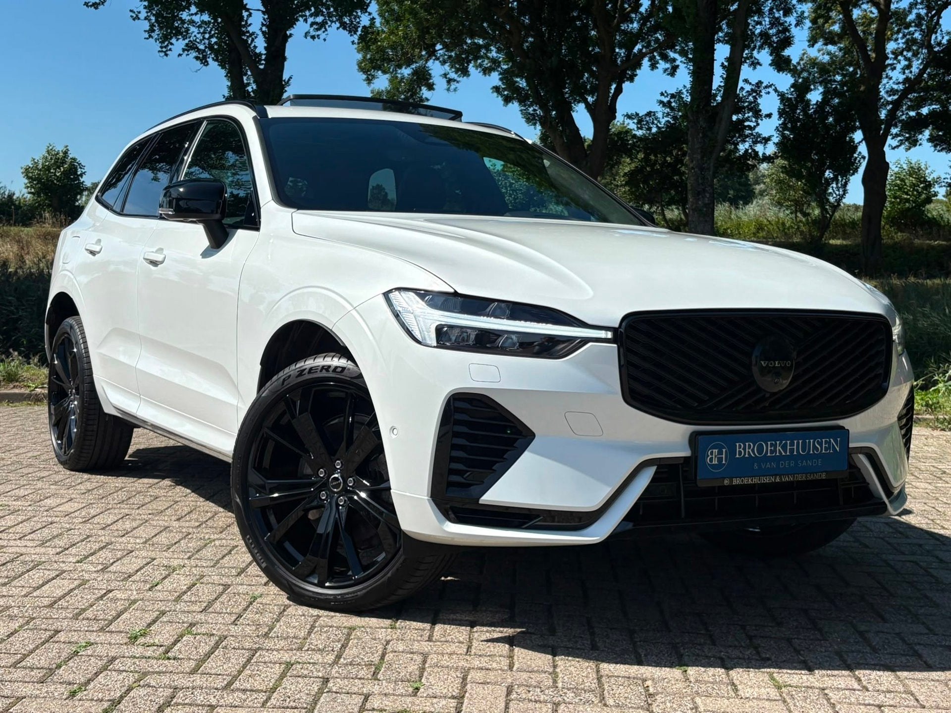 Volvo XC60 2.0 T8 Plug-in hybrid AWD NW MODEL Ultra Black Ed, Auto's, Automaat, Dealer onderhouden, Gebruikt, Zwart
