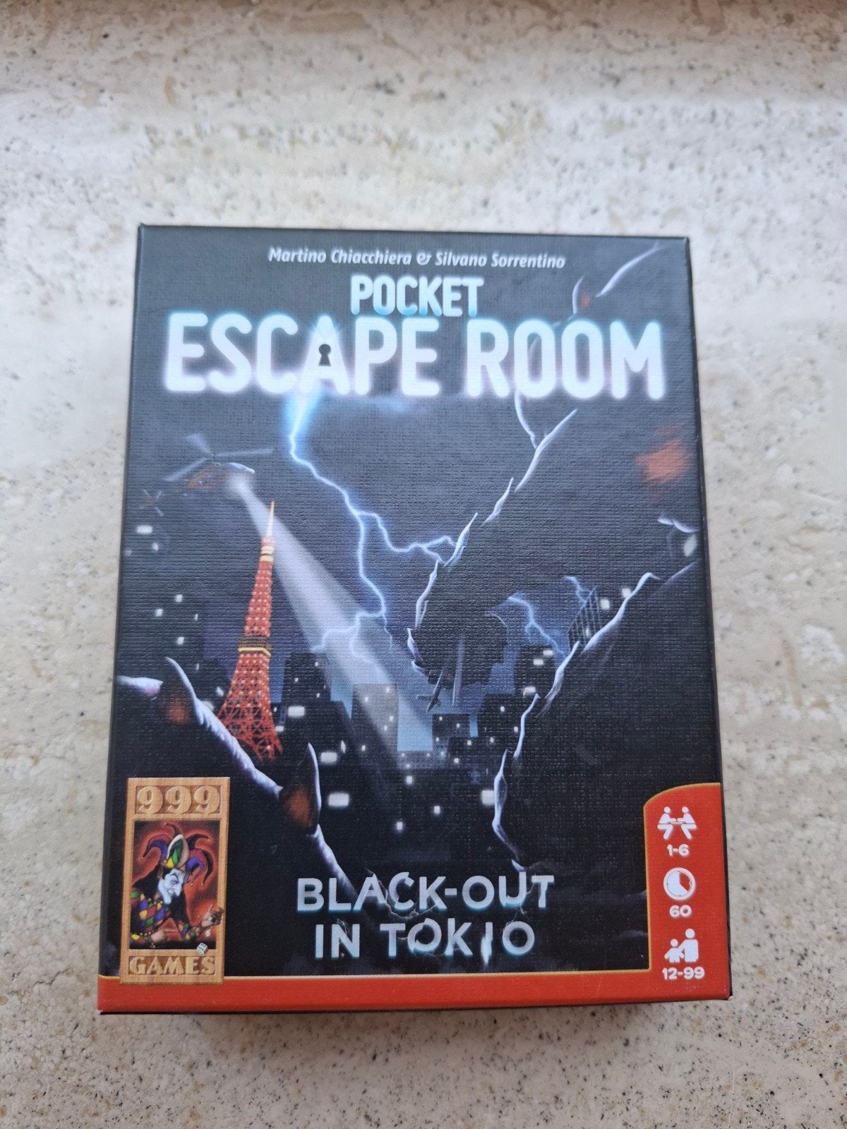 Pocket Escape Room: Black-out in Tokio (999 Games), Vijf spelers of meer, Ophalen of Verzenden, Zo goed als nieuw, 999 Games
