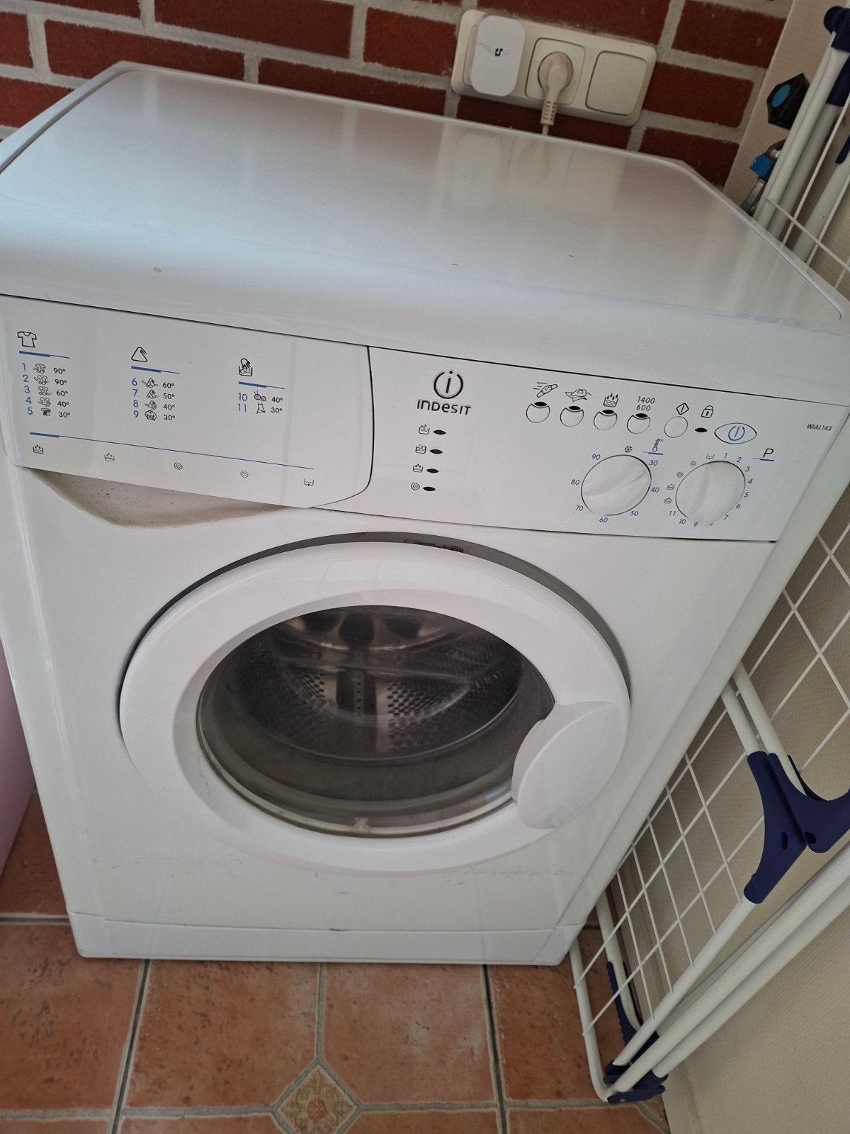 Wasmachine Indesit Wial143, Witgoed en Apparatuur, Ophalen, 1200 tot 1600 toeren, 85 tot 90 cm