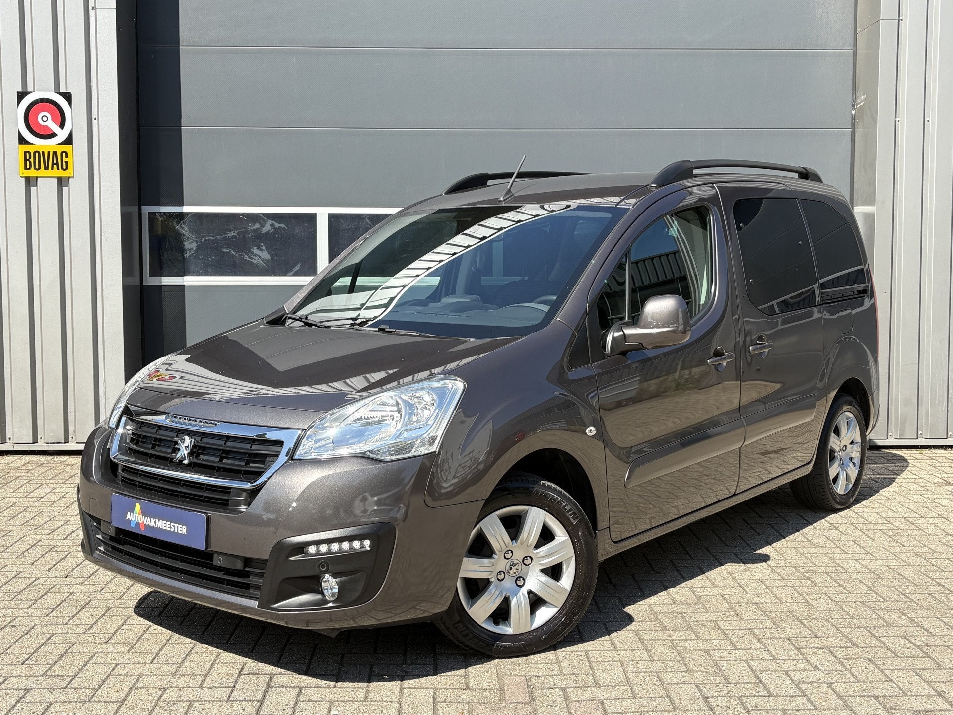 Peugeot Partner Tepee 1.2 PureTech Allure | Navi | Carplay |, Auto's, Peugeot, Voorwielaandrijving, Stof, Gebruikt, 1295 kg
