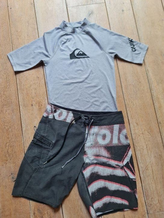 Quiksilver Rashguard maat 14 jr  & Volcom Zwembroek maat 28, Ophalen of Verzenden, Kind, Reddingsvest of Zwemvest