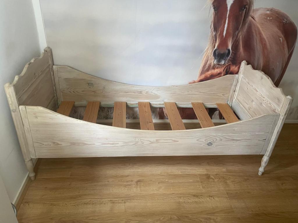 Antiek grenen whitewash kinderbed, Ophalen, Gebruikt, 70 tot 85 cm, Lattenbodem