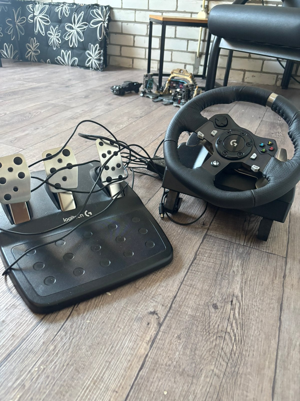 Logitech gaming stuur + pedaal, Spelcomputers en Games, Ophalen, Zo goed als nieuw, Stuurtje of Sportattribuut, Xbox One