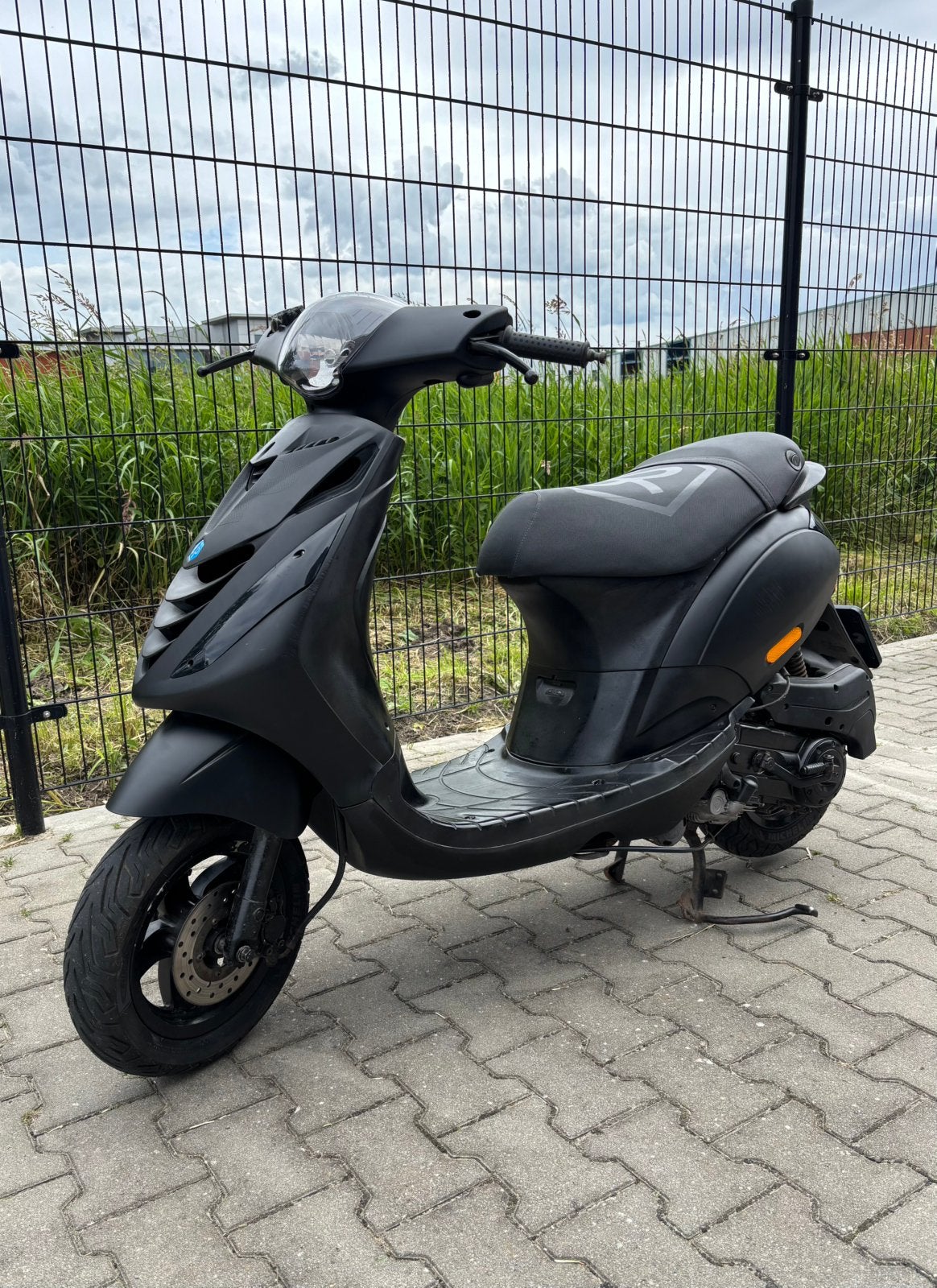 Piaggio Zip 4T 50cc - Mat Zwart met Snorplaat, Fietsen en Brommers, Ophalen, Gebruikt, Zip, Benzine