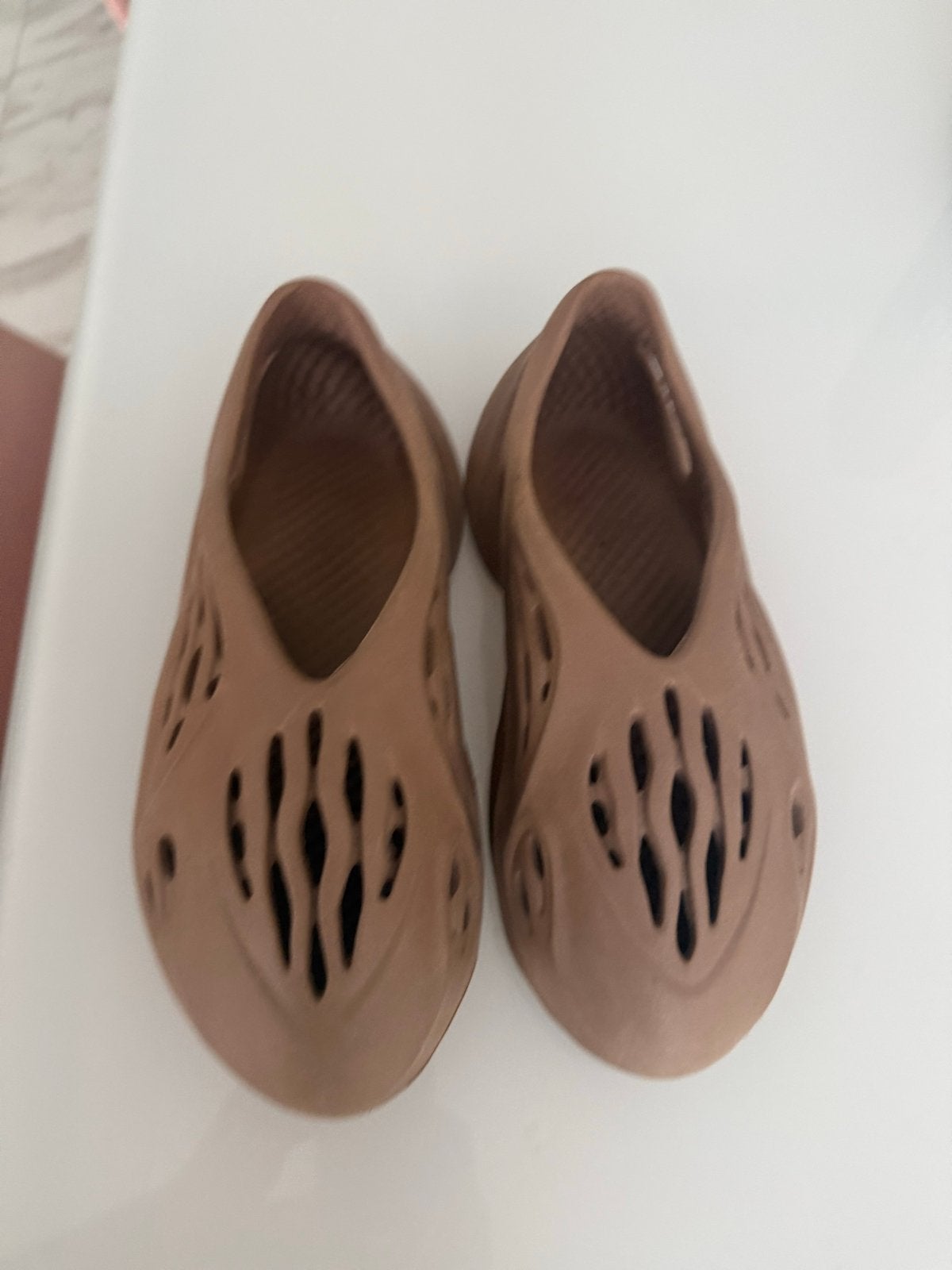 Yeezy foam runner  slippers maat 39, Ophalen of Verzenden, Gedragen, Bruin, Instappers