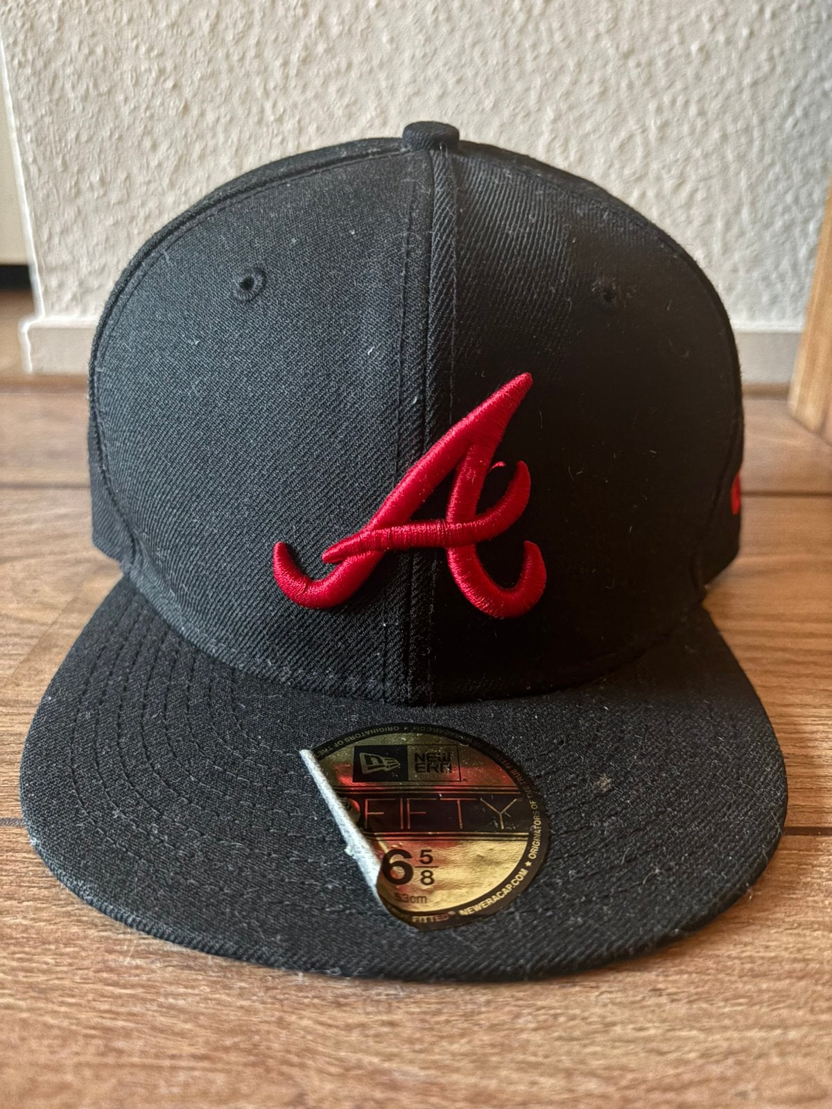 New Era 59Fifty Atlanta Braves Pet Zwart Rood Maat 53cm, Ophalen of Verzenden, Gedragen, Pet