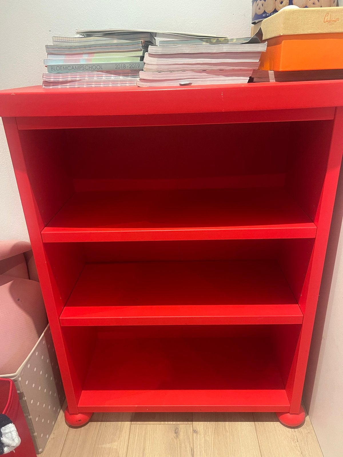 IKEA Kinderboekenkast Rood - 76x100 cm, Ophalen, Met plank(en), Gebruikt, 100 tot 150 cm