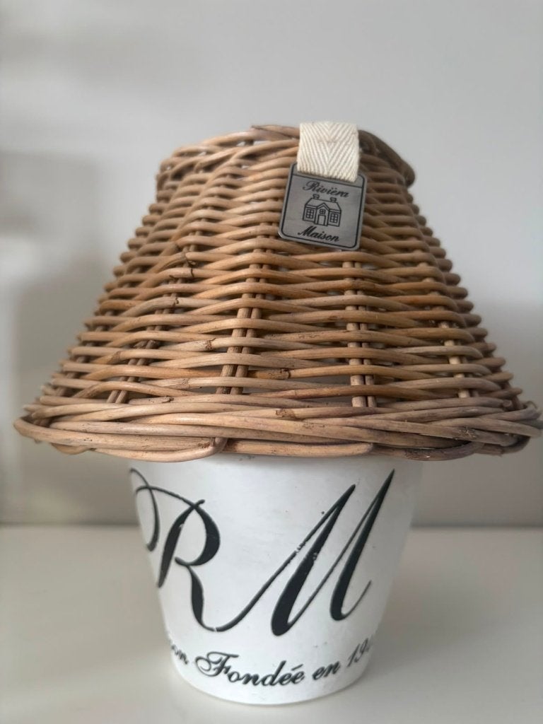 Rivièra Maison stenen 'lampje' met rieten kap voor theelicht, Huis en Inrichting, Lampen | Vloerlampen, Ophalen, Gebruikt, Landelijk