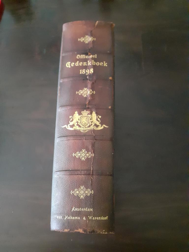 Officieel Gedenkboek, Ophalen