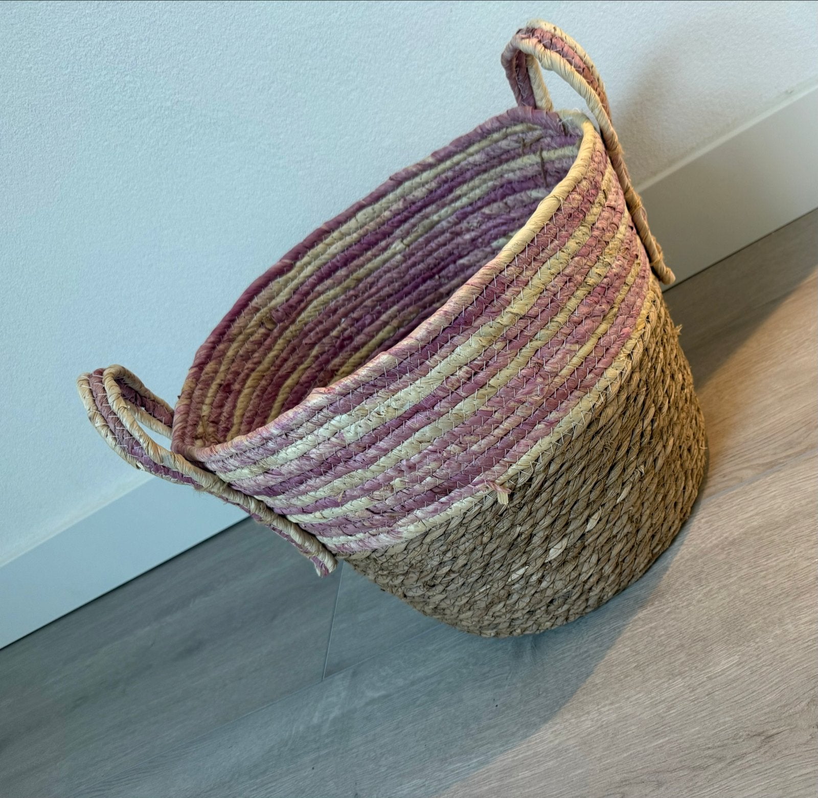 Gevlochten mand met handvatten - roze en naturel, Gebruikt, Gevlochten, Mand, Rond