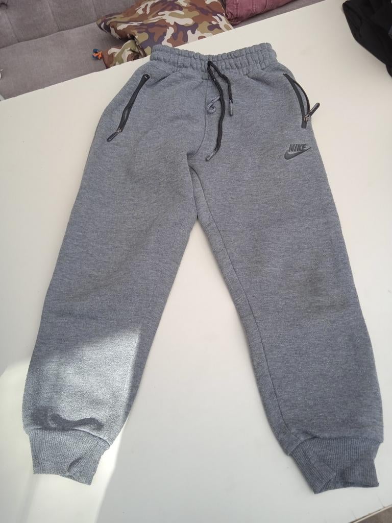 Nike joggingbroek grijs met ritszakken, Kleding | Heren, Spijkerbroeken en Jeans, Overige jeansmaten, Nike, Ophalen of Verzenden
