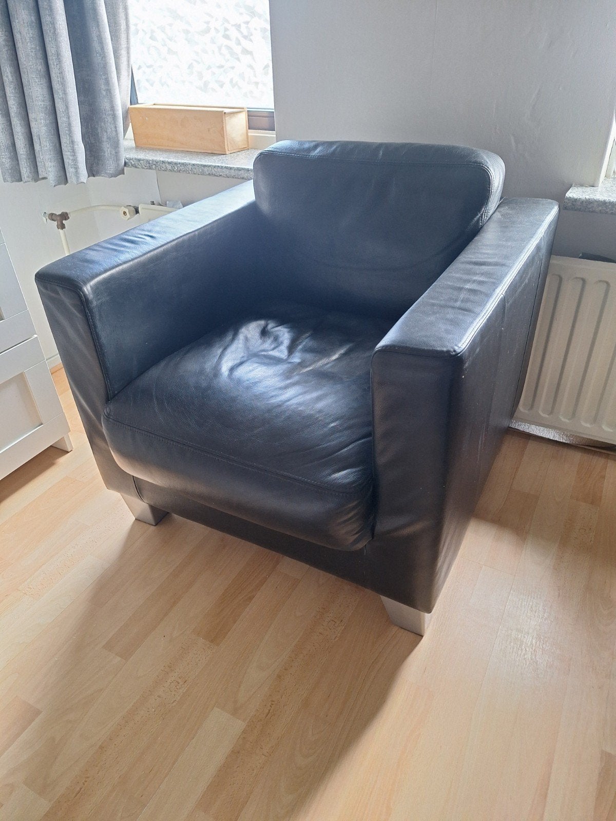 Comfortabele zwarte leren fauteuil, Huis en Inrichting, Gebruikt, Ophalen of Verzenden, 75 tot 100 cm, Modern