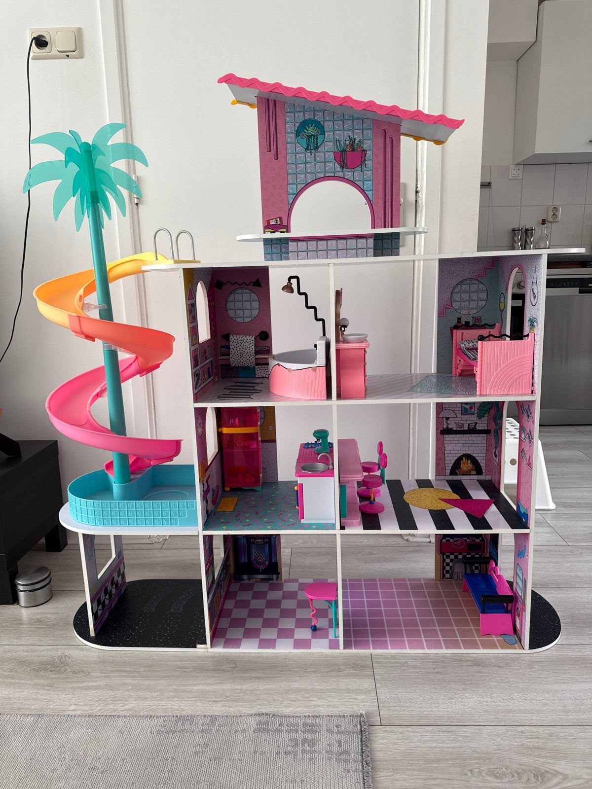 L.O.L. Surprise! Houten Poppenhuis met Zwembad & Glijbaan, Ophalen of Verzenden, Zo goed als nieuw, Overige typen