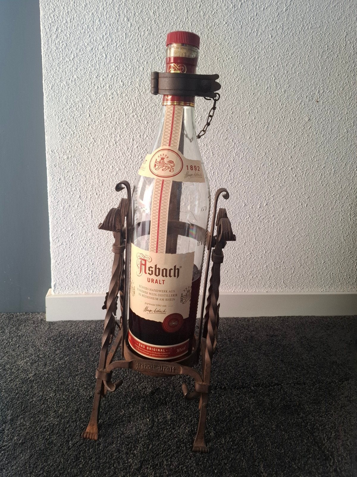 Asbach Uralt fles in smeedijzeren houder, Antiek en Kunst, Ophalen of Verzenden
