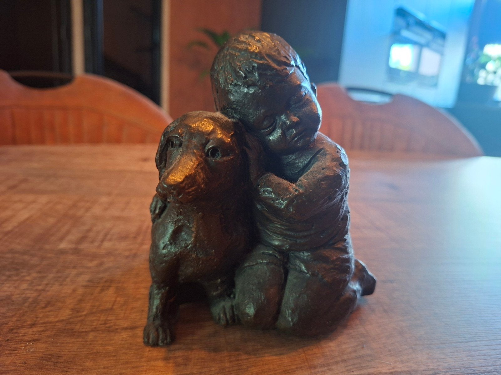 Bronzen beeldje: Kind met hond - Gesigneerd, Antiek en Kunst, Groep mensen, Minder dan 20 cm, Gemerkt, Ophalen of Verzenden