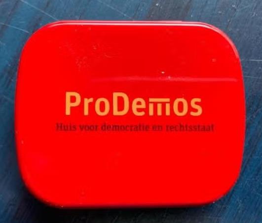 Rood blikje Pro Demos, huis voor democratie en rechtsstaat, Ophalen of Verzenden, Zo goed als nieuw, Overige