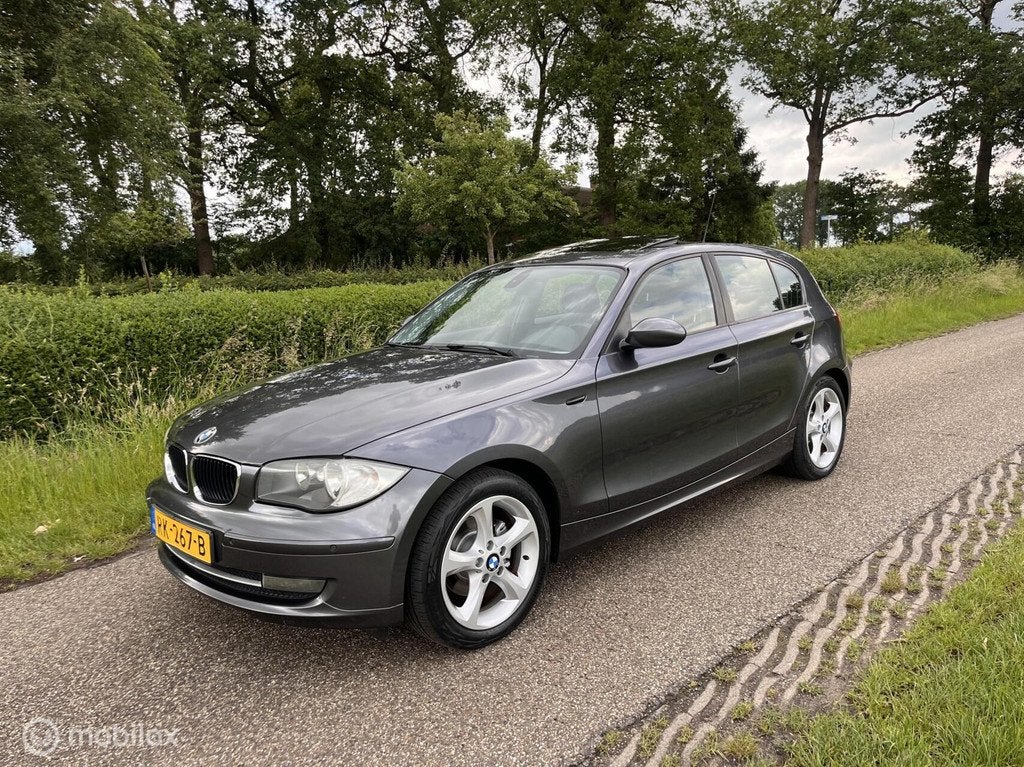 BMW 1-serie 118i LCI | Schuifdak | Stoelverwarming | Cruise, Auto's, Achterwielaandrijving, Zwart, Leder en Stof, Handgeschakeld