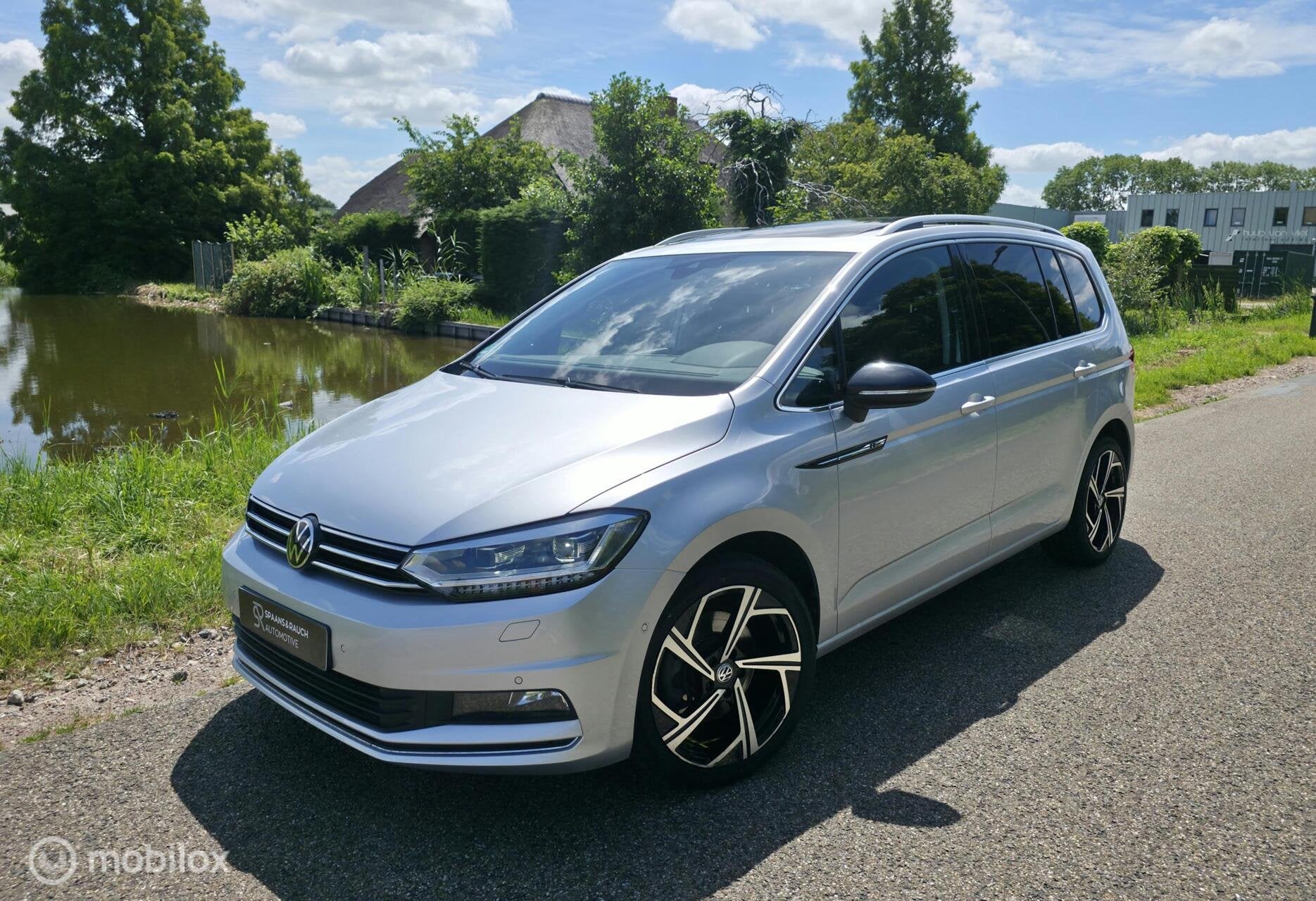 Volkswagen Touran 1.5 TSI R-Line / 5pers / Pano / El. Trekh, 15 km/l, Zwart, 4 cilinders, 150 pk