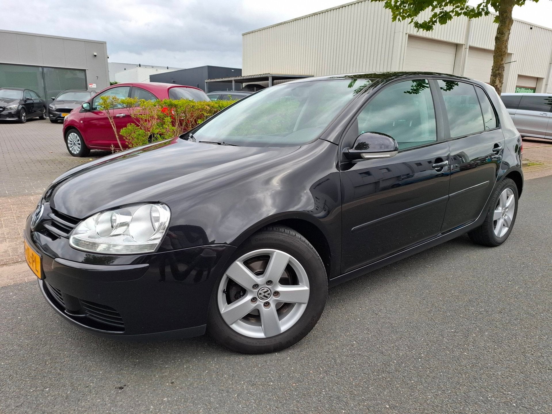 Volkswagen Golf 1.6 FSI Turijn AIRCO/CRUISE/NAVI/AFN TREKHAA, Voorwielaandrijving, 4 cilinders, Zwart, Handgeschakeld