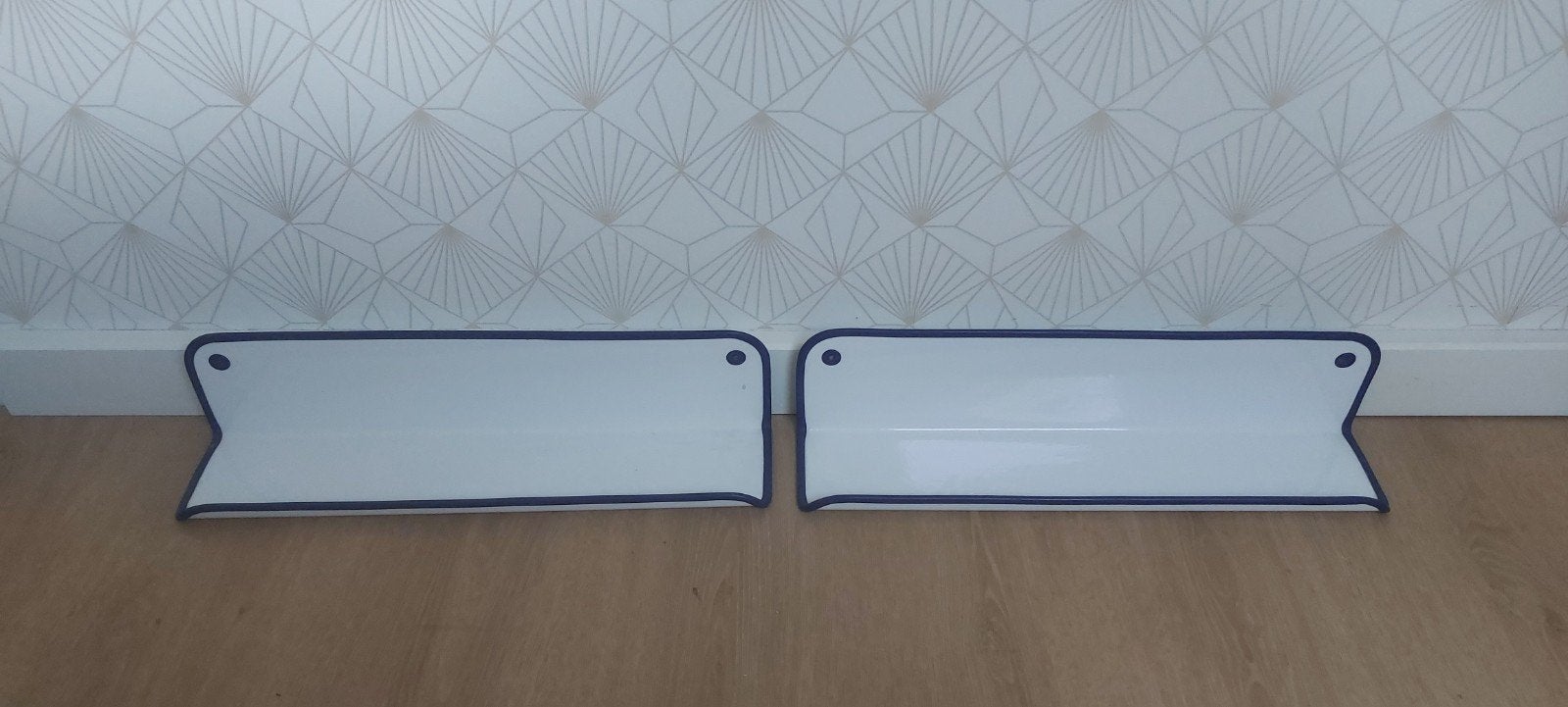 2 Retro wandplanken metaal met blauwe rubberen rand, Huis en Inrichting, Woonaccessoires | Wandplanken en Boekenplanken, Ophalen of Verzenden