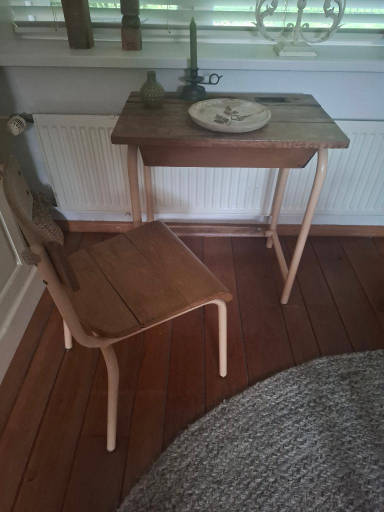 Oud schooltafeltje / bureautje met stoel, Huis en Inrichting, Bureaus, Ophalen, Gebruikt, Hout, Kinderbureau