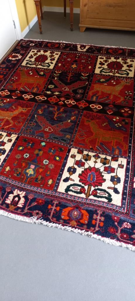 Prachtig handgeknoopt Perzisch tapijt met dierenmotieven, 150 tot 200 cm, Perzisch, Traditioneel, Dierenmotief, Ophalen of Verzenden