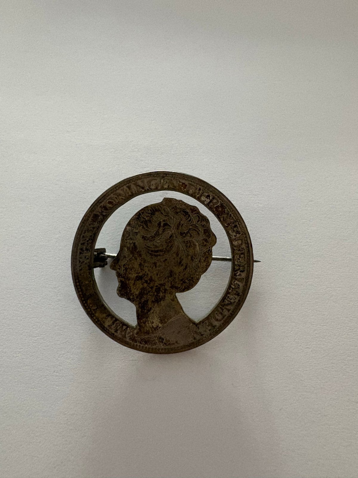 Rijksdaalder broche Koningin Wilhelmina, Ophalen of Verzenden, Gebruikt, 4 tot 7 cm, Zilver