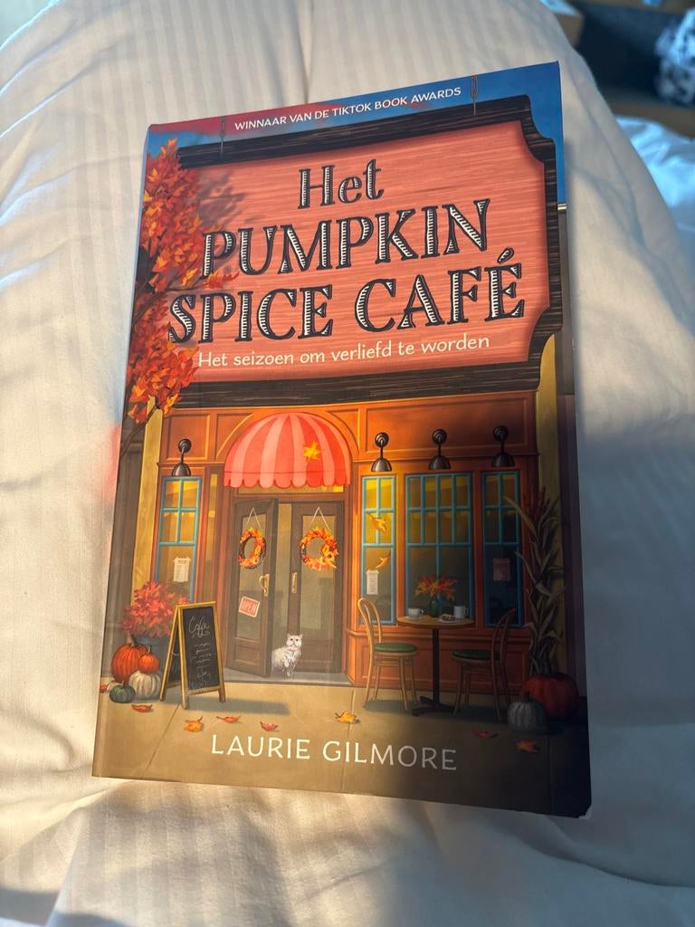 Het Pumpkin Spice Café - Laurie Gilmore (TikTok Book Awards), Ophalen of Verzenden, Zo goed als nieuw, Nederland