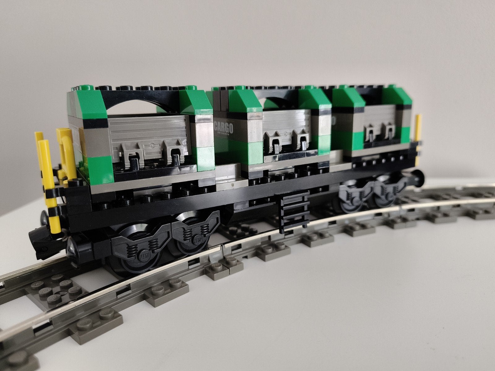 Lego Trein 9V Goederenwagon met containers 9volt Nieuwstaat, MOC (eigen creatie), Overige thema's, Lego, Ophalen of Verzenden