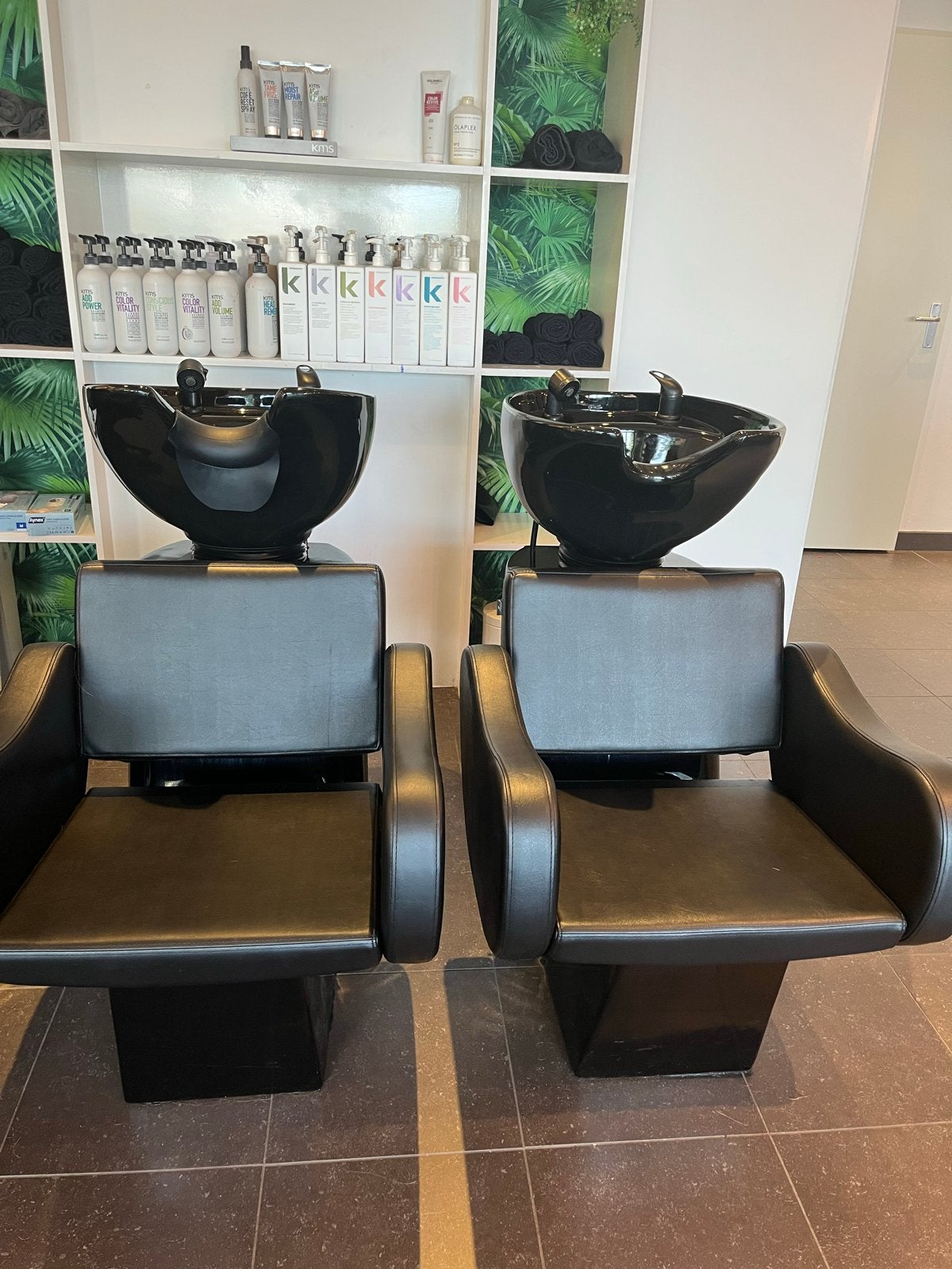 Twee kapperswasbakken met stoelen, Diensten en Vakmensen, Kappers en Thuiskappers