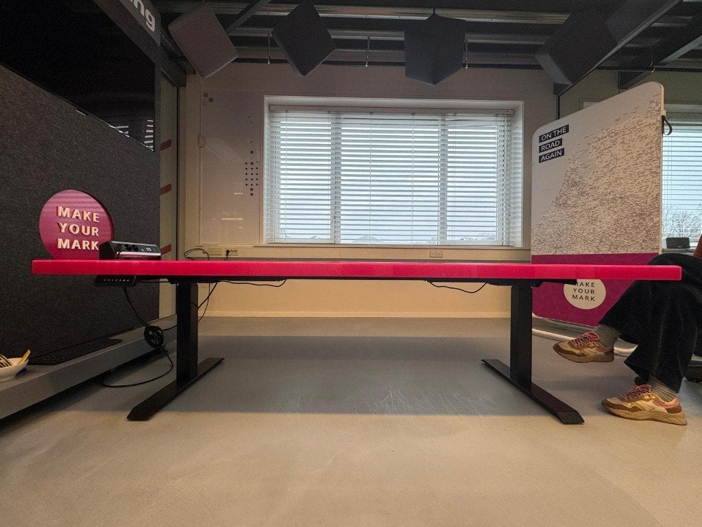 Roze elektrisch verstelbaar zit-stabureau roze, Huis en Inrichting, Bureaus, Ophalen, Roze, Modern, Zit-sta bureau