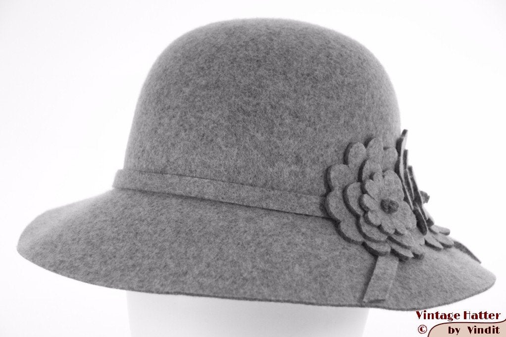 cloche Dameshoed grijs vilt met vilten bloemen 54-48 nieuw, Kleding | Dames, Hoeden en Petten, Hoed, Hawkins, Nieuw, One size fits all