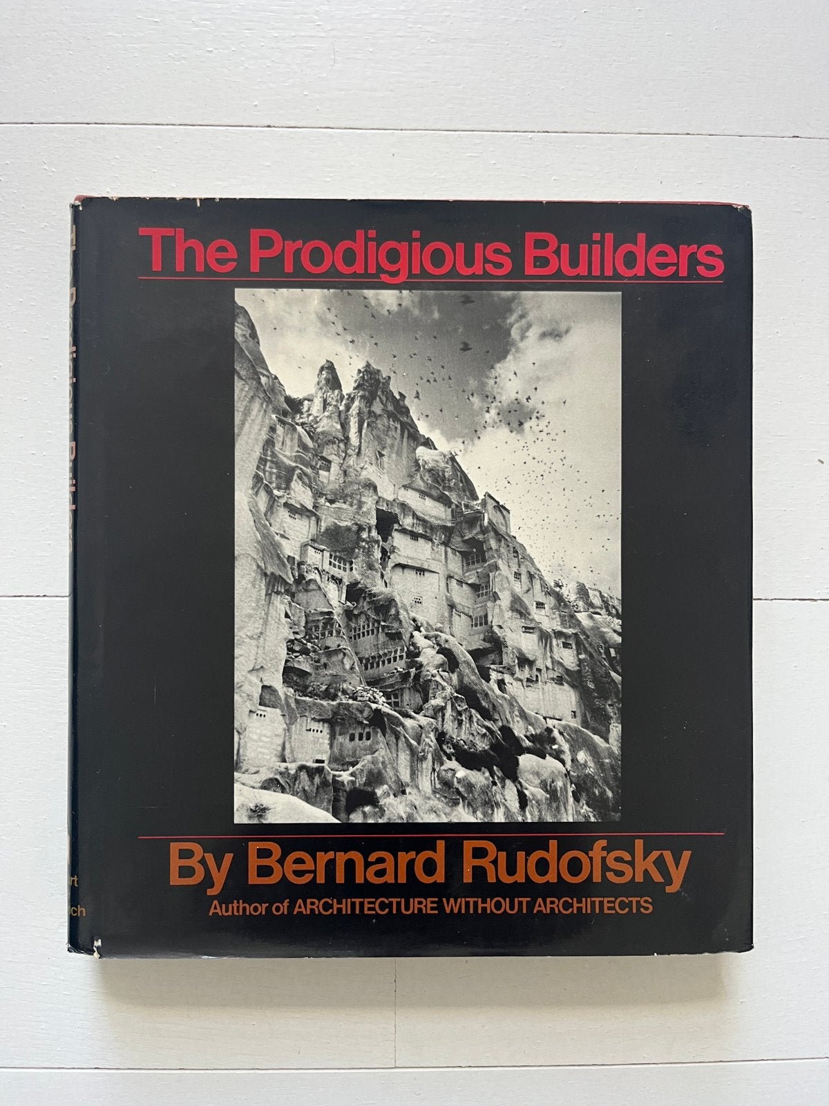 Bernard Rudofsky The Prodigious Builders, Ophalen of Verzenden, Zo goed als nieuw, Architecten