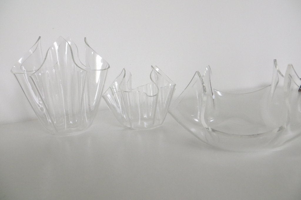 5 zakdoek vazen / schalen. 3 In plexiglas, 2 van groen glas, Antiek en Kunst, Ophalen of Verzenden