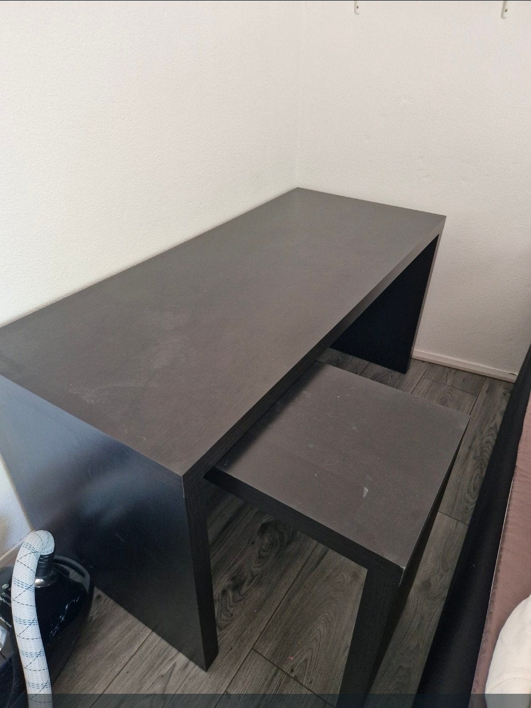 Zwart bureau met uitschuifbaar blad - IKEA MALM, Huis en Inrichting, Bureaus, Ophalen, Gebruikt, IKEA, Opbergruimte