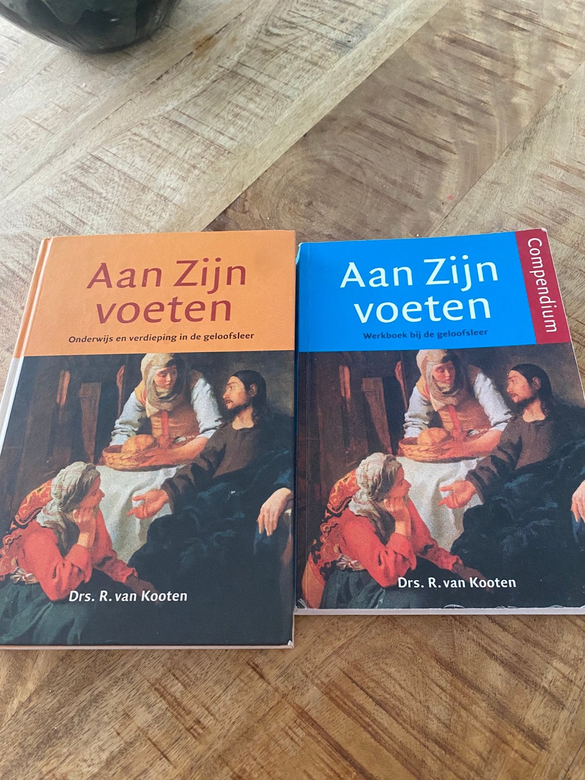 R. van Kooten - Compendium Aan Zijn voeten, Boeken, Godsdienst en Theologie, Ophalen of Verzenden, Zo goed als nieuw, R. van Kooten
