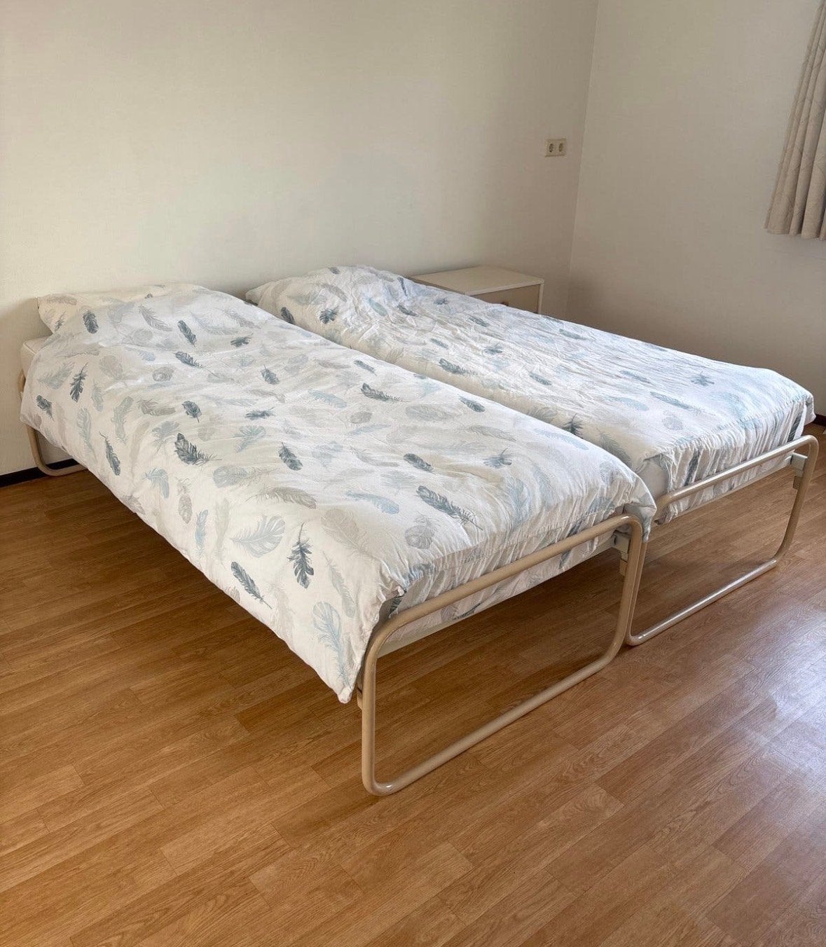 Gratis: Jaren '50 ijzeren bedden incl. matras, Ophalen, Gebruikt, Eenpersoons, Metaal