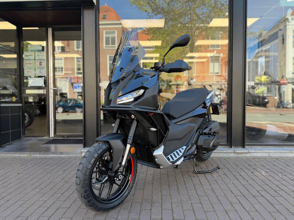 APRILIA SR GT 400 CC EURO+ 2026 RUGGED BLACK| 4 JAAR FABRIEK, Motoren, 400 cc, Scooter, Bedrijf, Traction Control