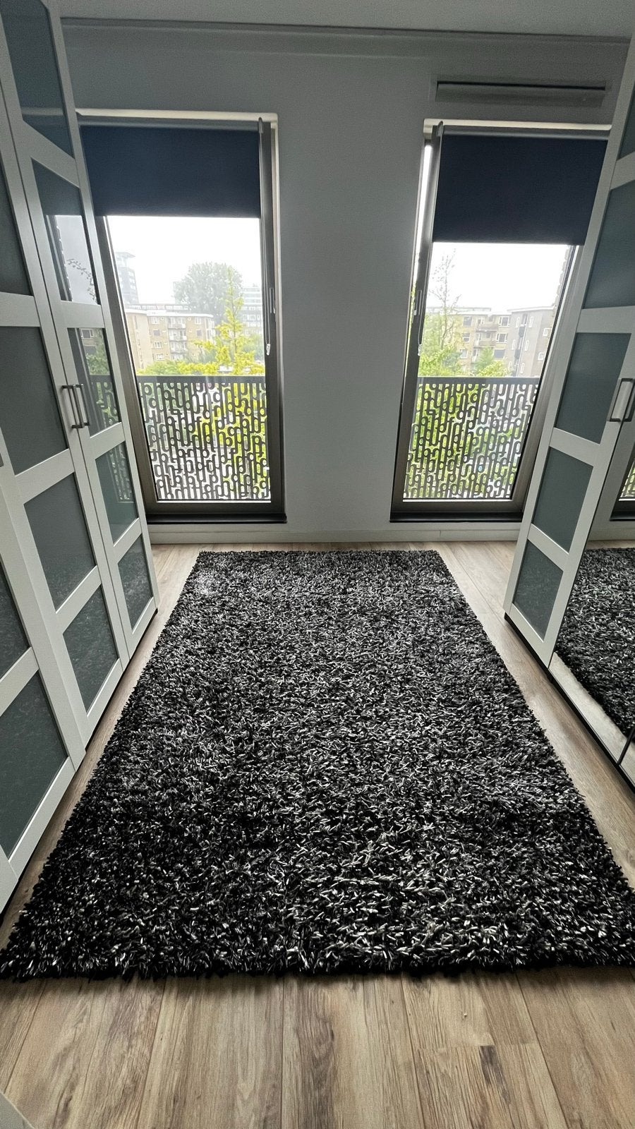 Zwart/wit hoogpolig vloerkleed 160x230 in zeer goede staat, Gebruikt, Zwart, 150 tot 200 cm, 200 cm of meer