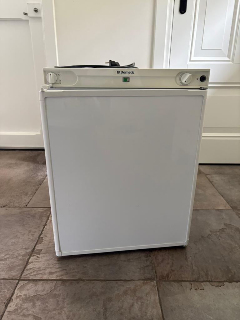 Mini koelkast dometic, Witgoed en Apparatuur, Vriezers en Diepvrieskisten, Ophalen, Gebruikt, Minder dan 85 cm, Minder dan 60 cm